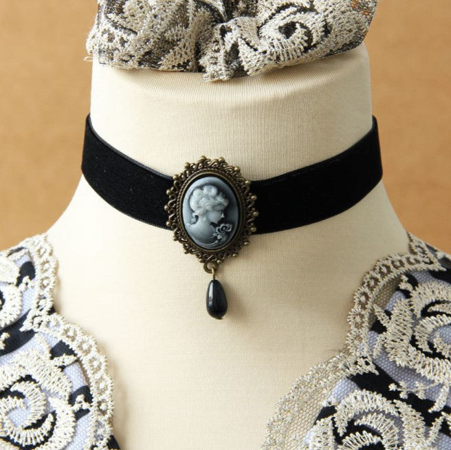 Vintag Style Embossed Choker Necklace